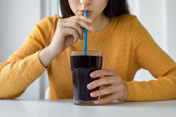 beber jugo de cereza - drinking straw drinking juice women fotografías e imágenes de stock