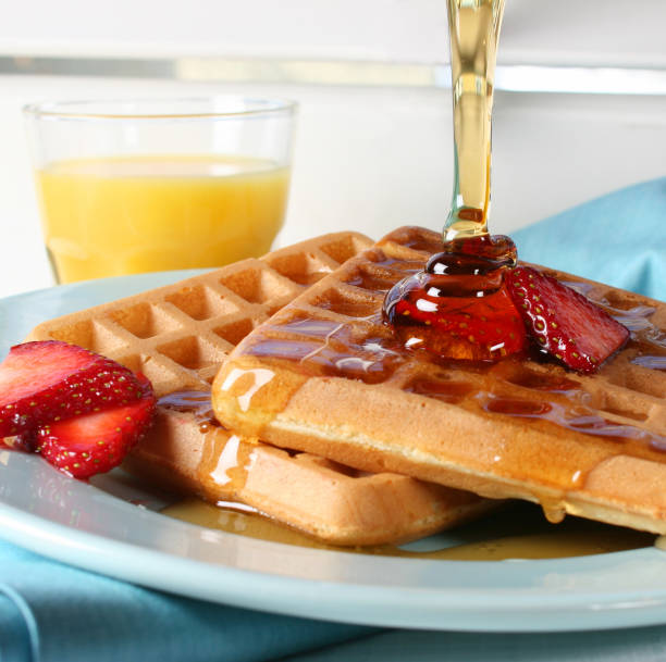 café da manhã - waffle sausage breakfast food - fotografias e filmes do acervo