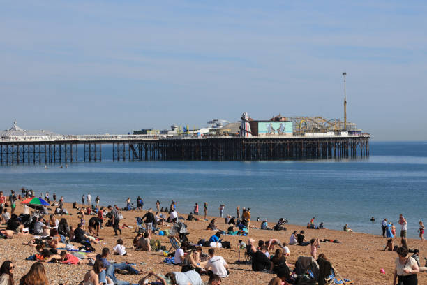 píer do brighton palace em east sussex, inglaterra - palace pier tourism built structure sign - fotografias e filmes do acervo