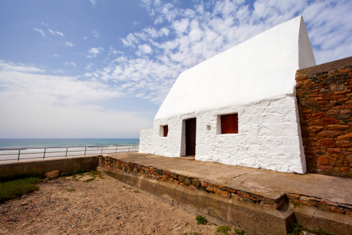 Le Don Hilton or La Caumine à Marie Best as it is also known, is an old guard house on the western side of Le Chemin de L’Ouzière, St. Ouen. It is also called ‘the white cottage’ due to its distinctive whitewashed walls and it was used as a landmark for sailors. The property resembles a small cottage, with a solid roof of vaulted masonry. 