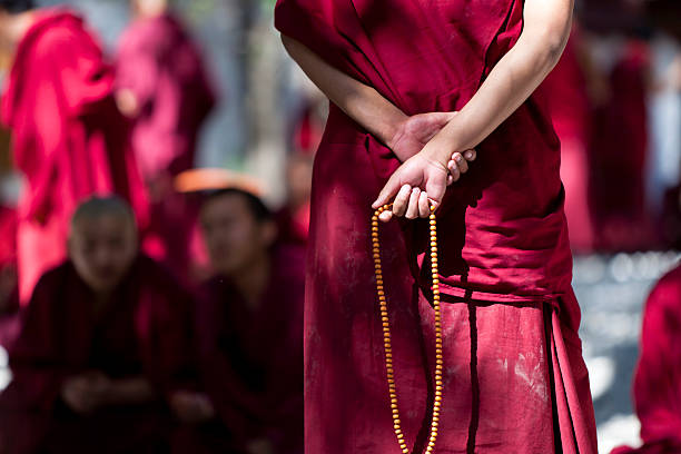 mönch mit gebetskette - tibetan buddhism stock-fotos und bilder