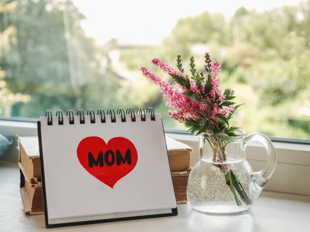 istock Notepad with the word MOM. Closeup, indoors 1483619114