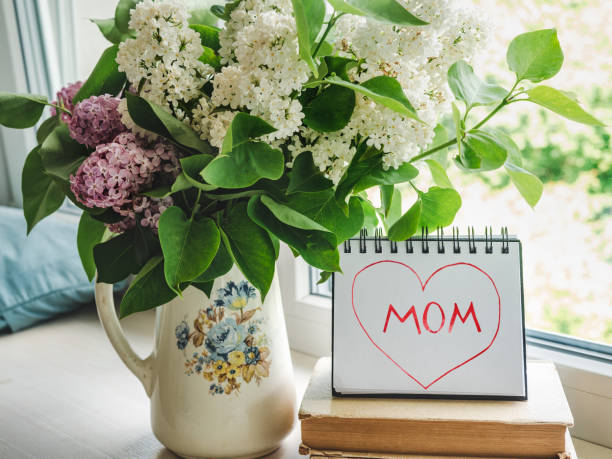 istock Notepad with the word MOM. Closeup, indoors 1483619121