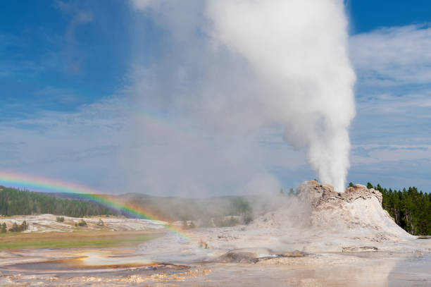 castelo geyser erupção, yellowstone, eua - upper geyser basin fumarole scenics standing water - fotografias e filmes do acervo