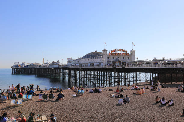 píer do brighton palace em east sussex, inglaterra - palace pier tourism built structure sign - fotografias e filmes do acervo