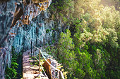 steiler klippenwanderweg neben dem wasserkanal durch den regenwald madeiras levada von