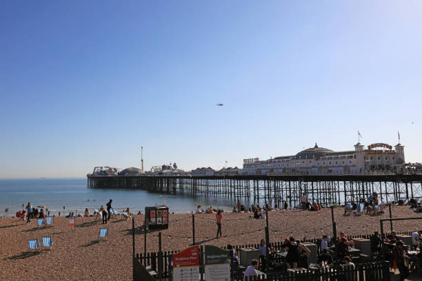 píer do brighton palace em east sussex, inglaterra - palace pier tourism built structure sign - fotografias e filmes do acervo