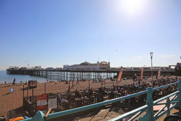 brighton palace pier en east sussex, inglaterra - palace pier tourism built structure sign fotografías e imágenes de stock