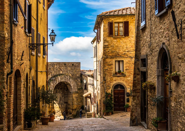 Edificios históricos en el casco antiguo de Volterra en Italia - foto de stock