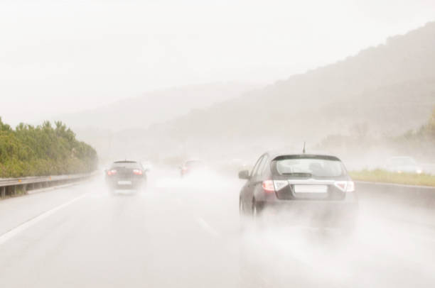 gefahren beim fahren auf einer autobahn während eines schweren sturms - hazard lights stock-fotos und bilder