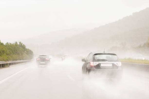 pericoli di guidare su un'autostrada durante una forte tempesta - hazard lights foto e immagini stock