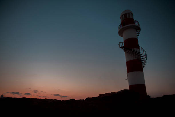 phare au coucher du soleil surplombant la mer et le ciel des caraïbes au mexique - marina mexico lighthouse pier photos et images de collection