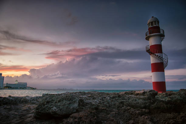 phare au coucher du soleil surplombant la mer et le ciel des caraïbes au mexique - marina mexico lighthouse pier photos et images de collection