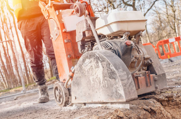 zbliżenie i selektywne ustawianie ostrości piły drogowej napędzanej benzyną z ostrzem dimond tnącym asfaltową nawierzchnię drogi - construction australia rebuilding street zdjęcia i obrazy z banku zdjęć