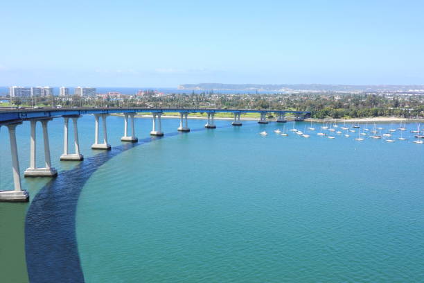 île coronado, vue depuis le pont - coronado bay bridge san diego california skyline california photos et images de collection