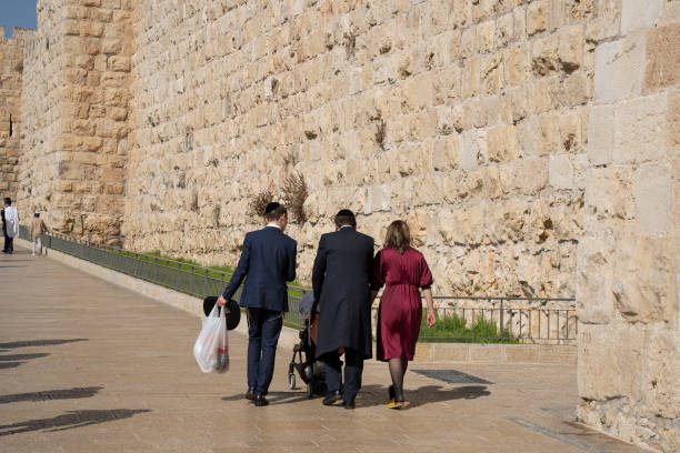 a jewish orthodox family in old jerusalem - ultra orthodox judaism imagens e fotografias de stock