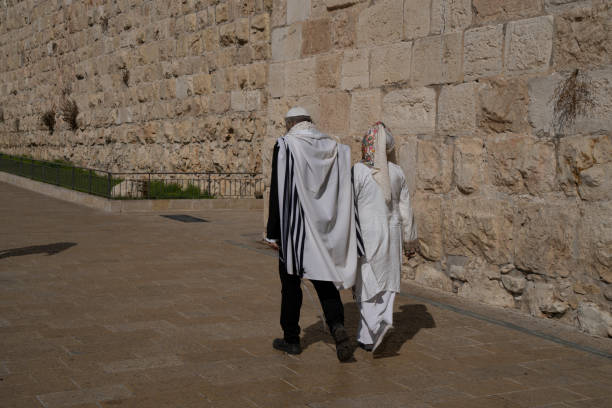 a jewish orthodox couple in old jerusalem - ultra orthodox judaism imagens e fotografias de stock