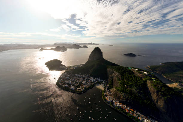 góra głowa cukru ze słońcem za plecami - brazil silhouette sunset guanabara bay zdjęcia i obrazy z banku zdjęć