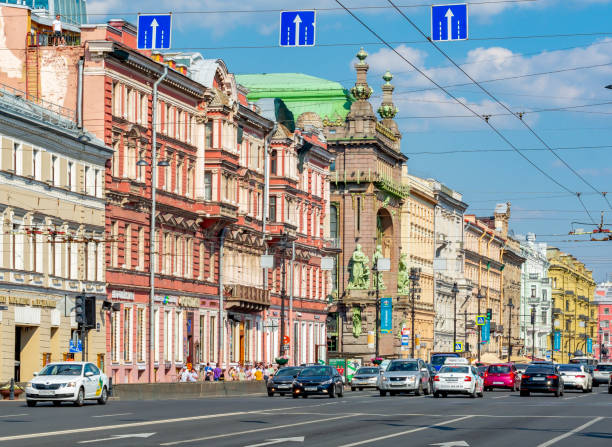 panorama des prospects nevsky à saint-pétersbourg, russie - nevsky prospekt photos et images de collection