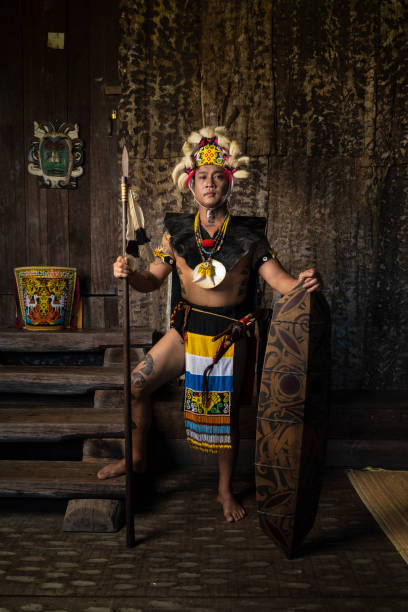um homem de bornéu mostrando a beleza de sua cultura através de roupas tradicionais deslumbrantes - iban tribe - fotografias e filmes do acervo