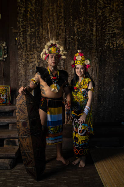 um casal de bornéu mostrando a beleza de sua cultura através de roupas tradicionais deslumbrantes - iban tribe - fotografias e filmes do acervo