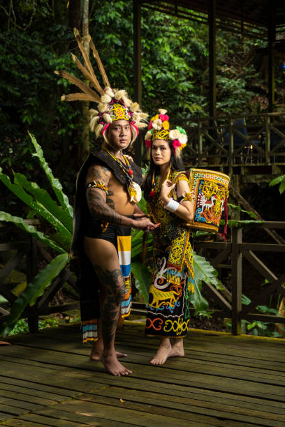 um casal de bornéu mostrando a beleza de sua cultura através de roupas tradicionais deslumbrantes - iban tribe - fotografias e filmes do acervo
