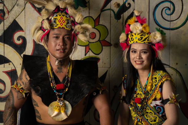 um casal de bornéu mostrando a beleza de sua cultura através de roupas tradicionais deslumbrantes - iban tribe - fotografias e filmes do acervo