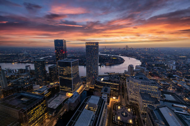 panoramiczny widok przez drapacze chmur canary wharf na oświetloną panoramę londynu - canary wharf london england docklands skyline zdjęcia i obrazy z banku zdjęć