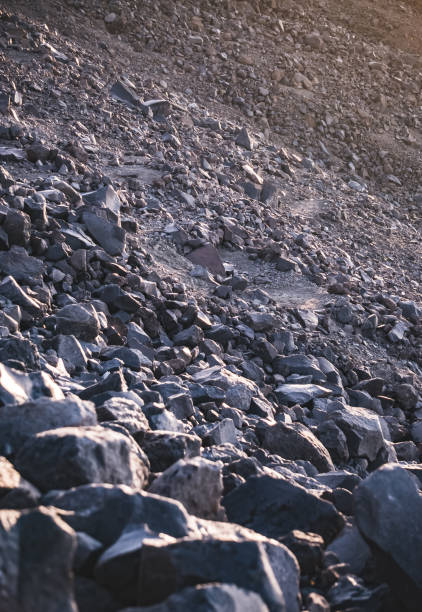 夕方の夕日の逆光に照らされた石のがれからのアララト山の斜面、山腹の固まった溶岩 - screes ストックフォトと画像
