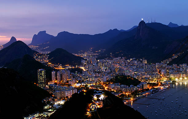 vista notturna botafogo di rio de janeiro - rio de janeiro night sugarloaf mountain corcovado foto e immagini stock