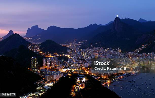 Widok W Nocy Botafogo W Rio De Janeiro - zdjęcia stockowe i więcej obrazów Chrystus Odkupiciel - Chrystus Odkupiciel, Rio de Janeiro, Ameryka