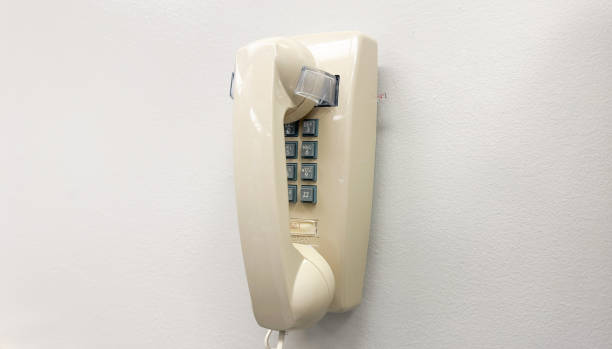 ぶら下がっている線のある昔ながらの公衆電話は、コミュニケーションがよりシンプルで具体的だった時代の郷愁を象徴することができます。また、接続または切断の感覚を表すこともでき� - coin operated pay phone telephone communication ストックフォトと画像