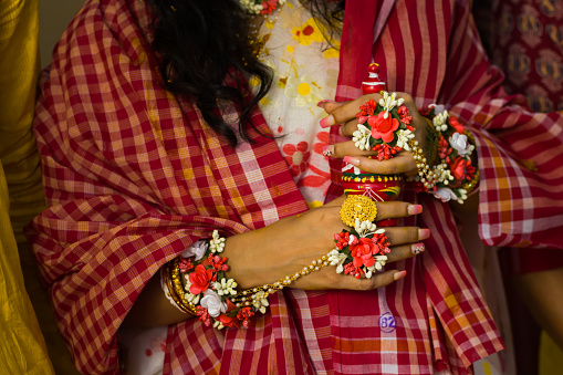 Bride holding gaachh kouto during wedding rituals of traditional Bengali Hindu marriage. Gaachhkouto is an indispensable accessory of a Bengali bride. It symbolises wealth and prosperity.