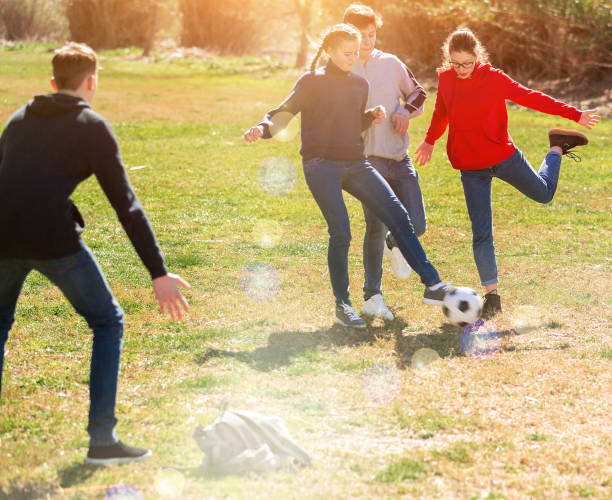 jugendliche spielen mit spannung fußball - 12 17 monate stock-fotos und bilder