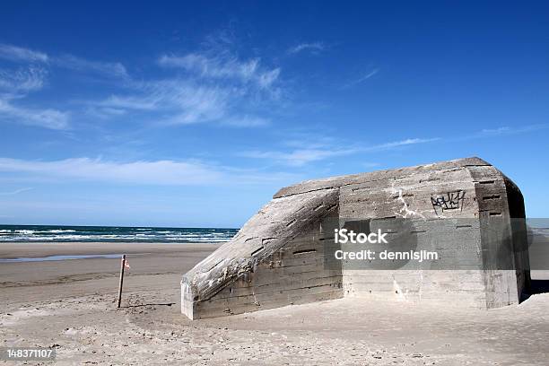 Немецкий Wwii Bunker На Датский Пляж — стоковые фотографии и другие картинки Дания - Дания, Пляж, Без людей