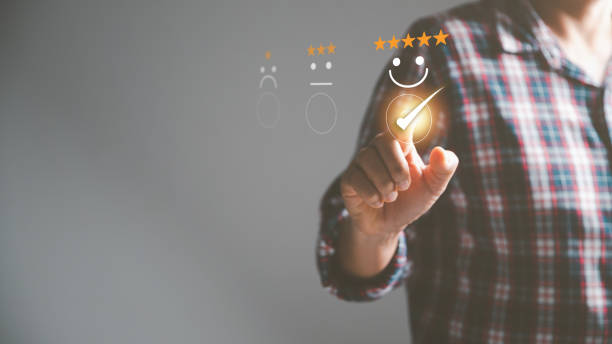 Customer service and Satisfaction concept, Business person are touching the virtual screen on happy Smiley face icon to give satisfaction in service. rating very impressed. customer service feedback. servicio al cliente y concepto de satisfacción, la persona de negocios está tocando la pantalla virtual en el icono de la cara feliz de smiley para dar satisfacción en el servicio. calificación muy impresionado. comentarios de servicio al cliente.
