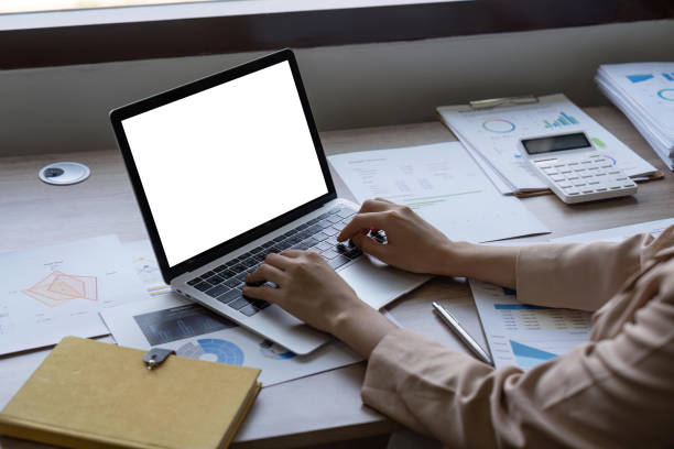 mockup image blank screen computer with blank white background for advertising text, hand woman using laptop contact business search information on desk at home office. marketing and creative design. imagen de maqueta computadora con pantalla en blanco con fondo blanco en blanco para texto publicitario, mujer de mano usando computadora portátil contacto de negocios buscar información en el escritorio de la oficina en casa. marketing y diseño creativ