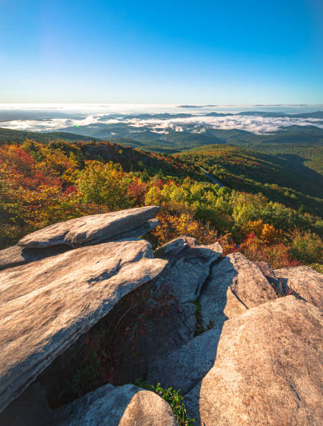 blue ridge parkway, karolina północna. - blue ridge mountains blue ridge parkway north carolina autumn zdjęcia i obrazy z banku zdjęć