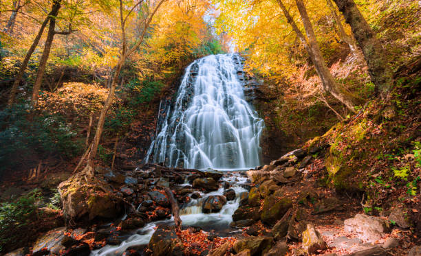 crabtree falls en blue ridge parkway en la temporada de otoño. - blue ridge mountains north carolina mountain range ridge fotografías e imágenes de stock