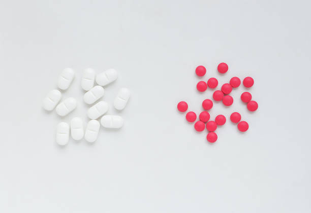 парацетамол, лекарства и таблетки ибупрофена на белом фоне. вид сверху. медицина, концепция здравоохранения. - ibuprofen стоковые фото и изображения