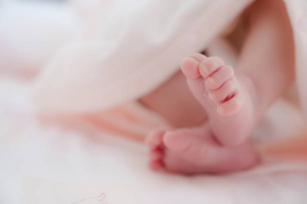 赤ちゃんの足 - 純真 ストックフォトと画像