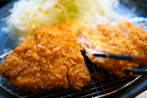 tonkatsu set pasto in un ristorante giapponese. - tonkatsu foto e immagini stock