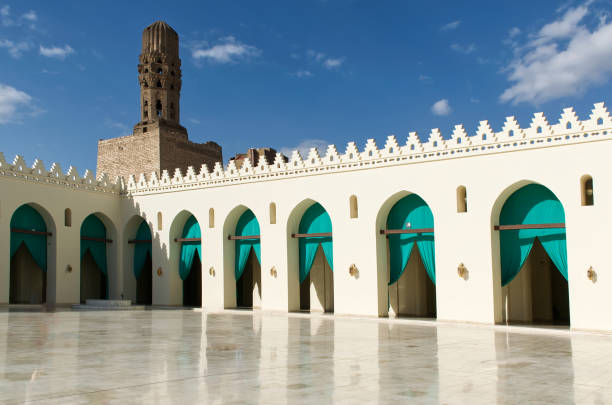 o pátio da mesquita al hakim no cairo. egito - courtyard arch arabic style cairo - fotografias e filmes do acervo