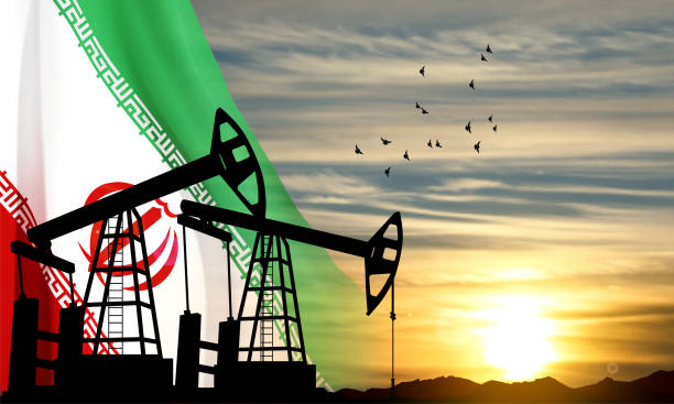 ilustraciones, imágenes clip art, dibujos animados e iconos de stock de silueta de la bomba de petróleo sobre el fondo de la bandera de irán contra el atardecer o el amanecer - petroleo