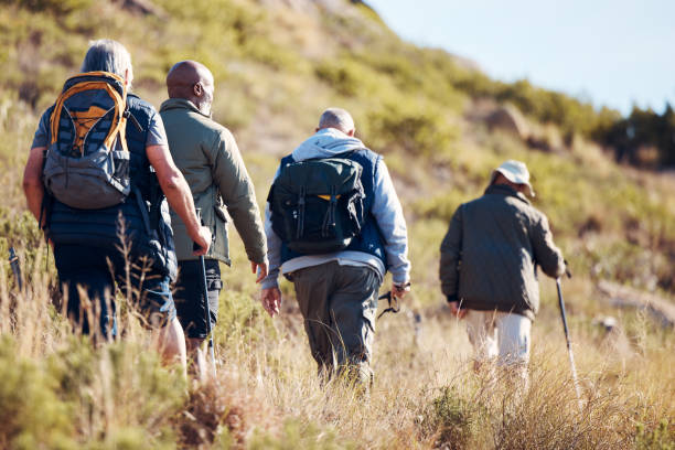 フィットネス、トレッキング、バックパッキングの冒険のための山でのハイキング、フィールド、シニアの男性。探検家、発見、友人との遠征 健康、引退、旅のために自然の中で登山 - africa senior adult friendship men ストックフォトと画像