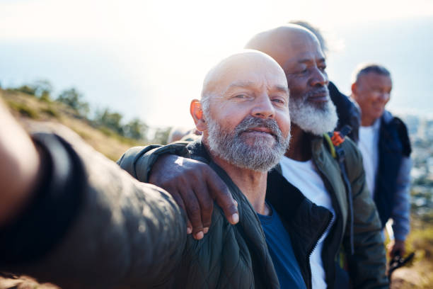年配のハイキングセルフィー、青空、年配の男性の自然散策が一緒に山を歩きます。友人、トレッキングの冒険、そして旅の健康、ウェルネス、フィットネスのための屋外の老人の幸せ - africa senior adult friendship men ストックフォトと画像