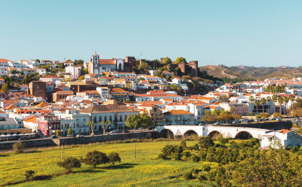 городской пейзаж сивеса - алгарве, португалия - алгарве стоковые фото и изображения
