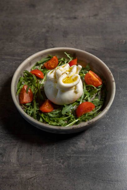 burrata, mozzarella et crème, salade avec roquette et tomate - buratta photos et images de collection