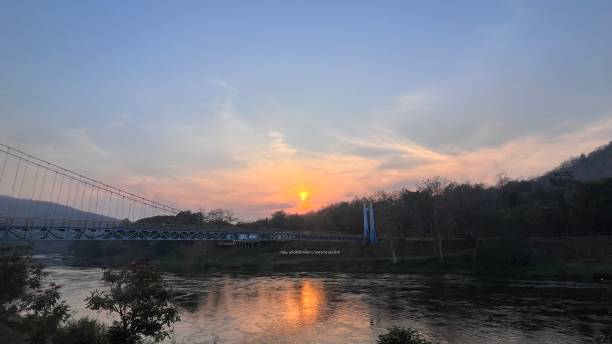 ภูมิทัศน์ที่สวยงามกับดวงอาทิตย์ที่เขื่อนสิริกิติ์ จังหวัดอุตรดิตถ์ ประเทศไทย - sunset at sirikit dam ภาพสต็อก ภาพถ่ายและรูปภาพปลอดค่าลิขสิทธิ์