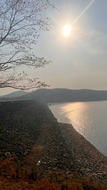 ภูมิทัศน์ที่สวยงามกับดวงอาทิตย์ที่เขื่อนสิริกิติ์ จังหวัดอุตรดิตถ์ ประเทศไทย - sunset at sirikit dam ภาพสต็อก ภาพถ่ายและรูปภาพปลอดค่าลิขสิทธิ์